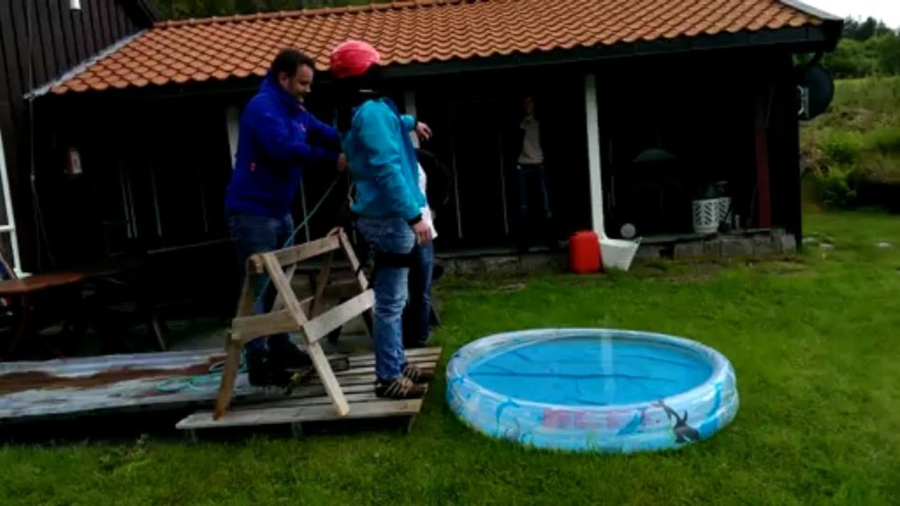 Faux saut à l'élastique dans une piscine gonflable