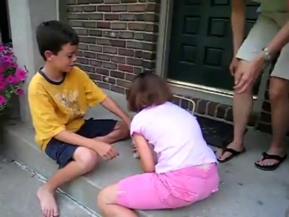 Une petite fille a un petit chien