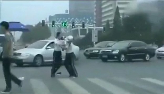 2 policières chinoise se battent en pleine rue.