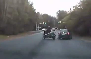 Road rage between a side car and a car - Big Crash!