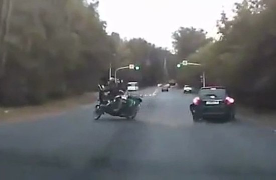 Road rage entre un side-car et une voiture - Violent à la fin!