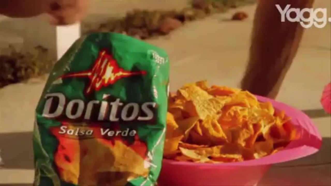 Pub Gay_ Doritos, la piscine