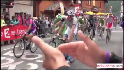 1er passage des cyclistes dans la station de l'Alpe d'Huez