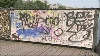 Les cadenas pèsent lourds sur les ponts parisiens