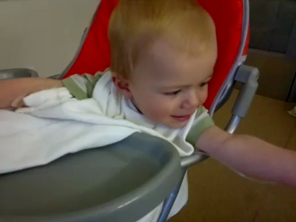 2013-07-18 - Maël joue dans sa chaise 1