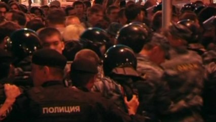 Police push Navalny's supporters away from Kremlin