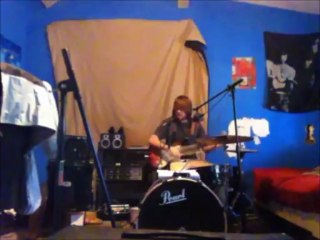 Jouer de la guitare, batterie et chanter en même temps... Enorme
