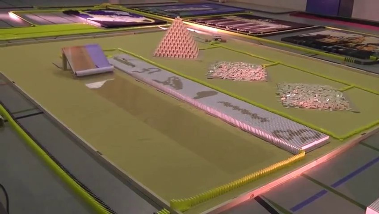 275,000 Dominoes - Guinness World Record - Most dominoes toppled in a spiral