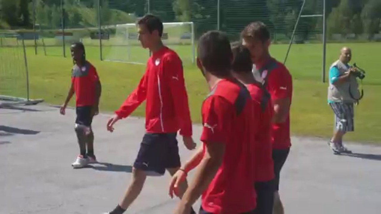 Οι παίκτες του Ολυμπιακού αποχωρούν από το Ζέεφελντ έπειτα από την τελευταία προπόνηση επί αυστριακού εδάφους