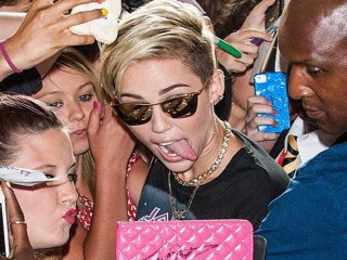 下载视频: Miley Cyrus Mobbed While Promoting We Cant Stop In London