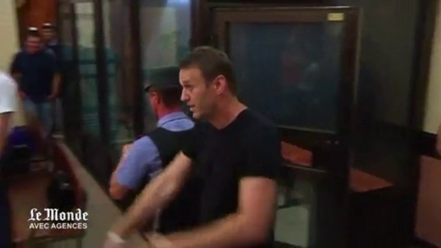 Alexeï Navalny applaudi à sa sortie du tribunal