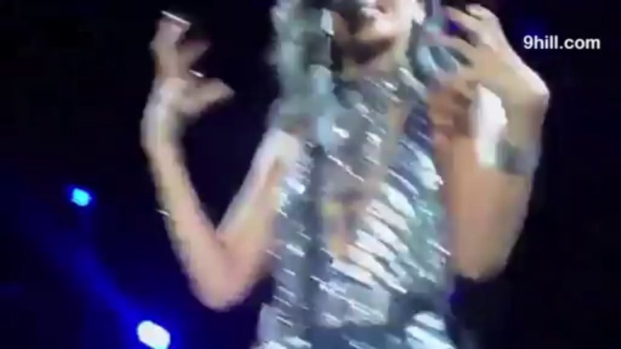 Rihanna’s Emotional Break Down On Stage!