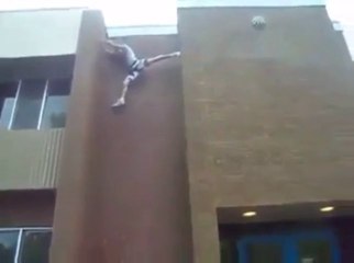 Il escalade un immeuble et tombe d'en haut.. FAIL