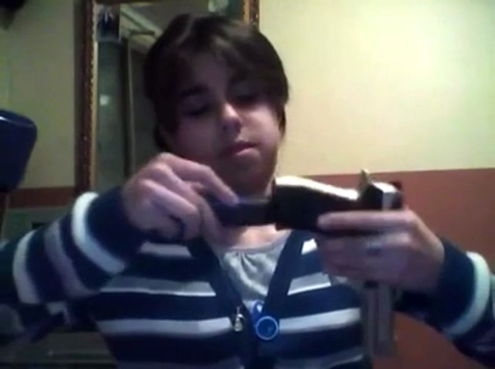 Une gamine joue avec un flingue sans surveillance !!