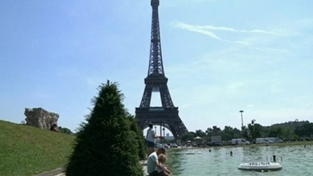 Keeping cool as Paris swelters