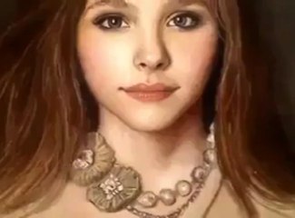 Elle dessine un portrait hyper réaliste