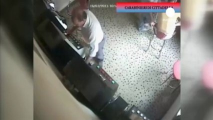 Gioco: perde 5.000€ e sfascia le slot machine