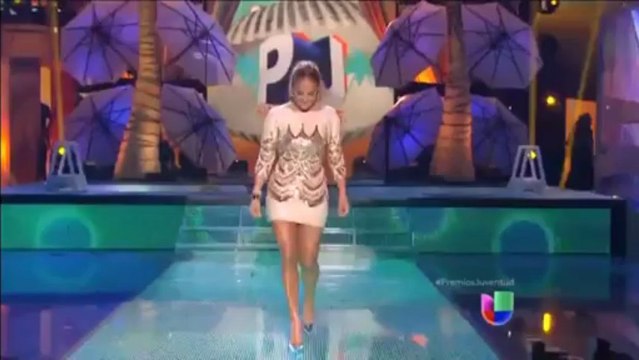 Yandel le entrega premio a Jennifer Lopez como Icono Mundial@ Premios Juventud (2013)