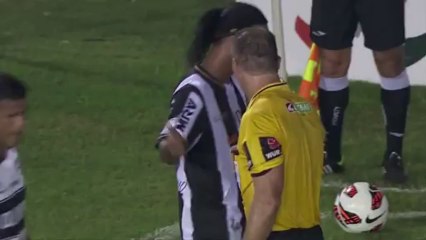 Des cailloux jetés sur Ronaldinho !