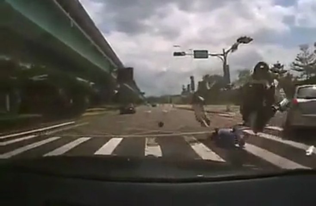 Deux accidents en deux secondes - Un scooter et une voiture volent sur l'autoroute !!