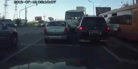 4x4 pris en sandwich entre 2 bus