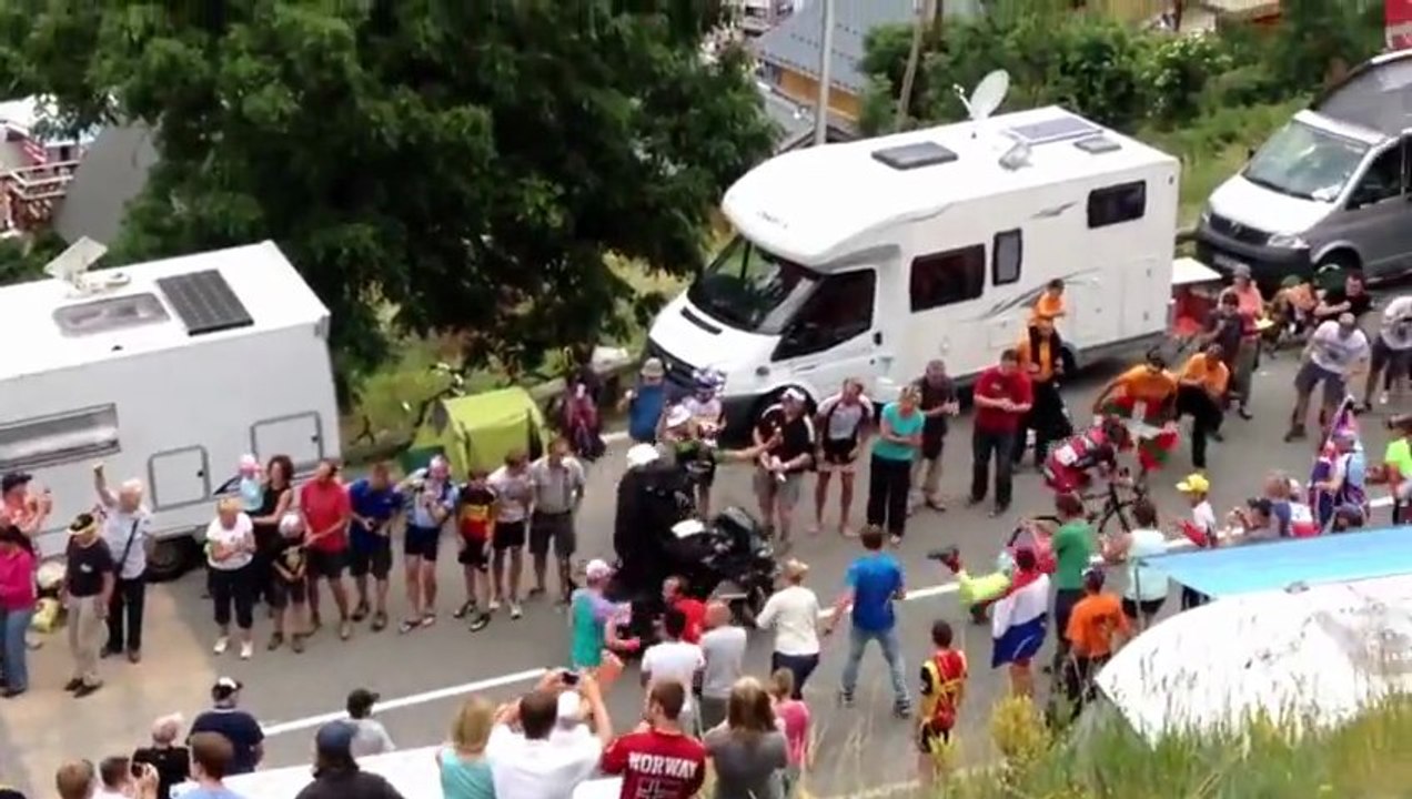Grosse balayette d'un spectateur du Tour de France à l'Alpe d'Huez derrière Tejay Van Garderen