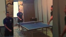 Insolite : Van Persie et Ferdinand se défient au ping-pong... à l'aveugle !