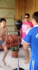 Ils explosent une vitre avec Un punching ball pourri!