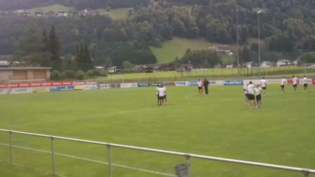 Η αναγνωριστική βόλτα των παικτών του Ολυμπιακού στο γήπεδο του Σρουνς