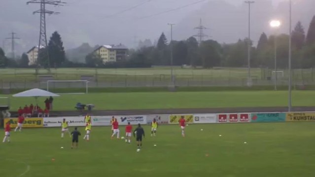 Η προθέρμανση των παικτών του Ολυμπιακού στο Σρουνς