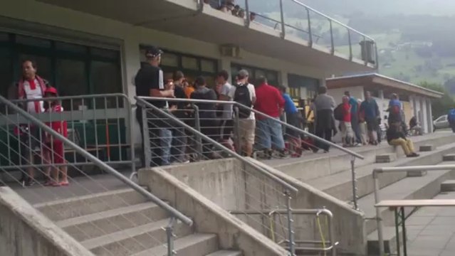 Φίλαθλος του Ολυμπιακού με την κόρη του στο γήπεδο του Σρουνς