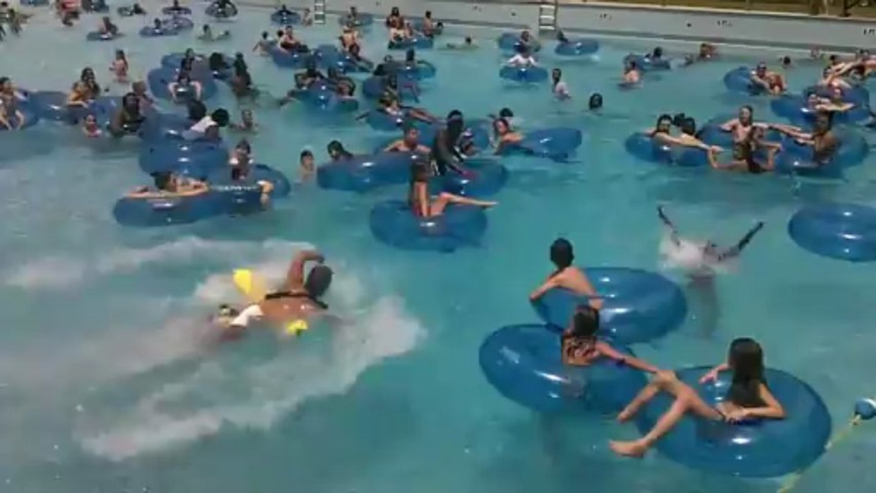 Intervention d'un maître nageur dans une piscine