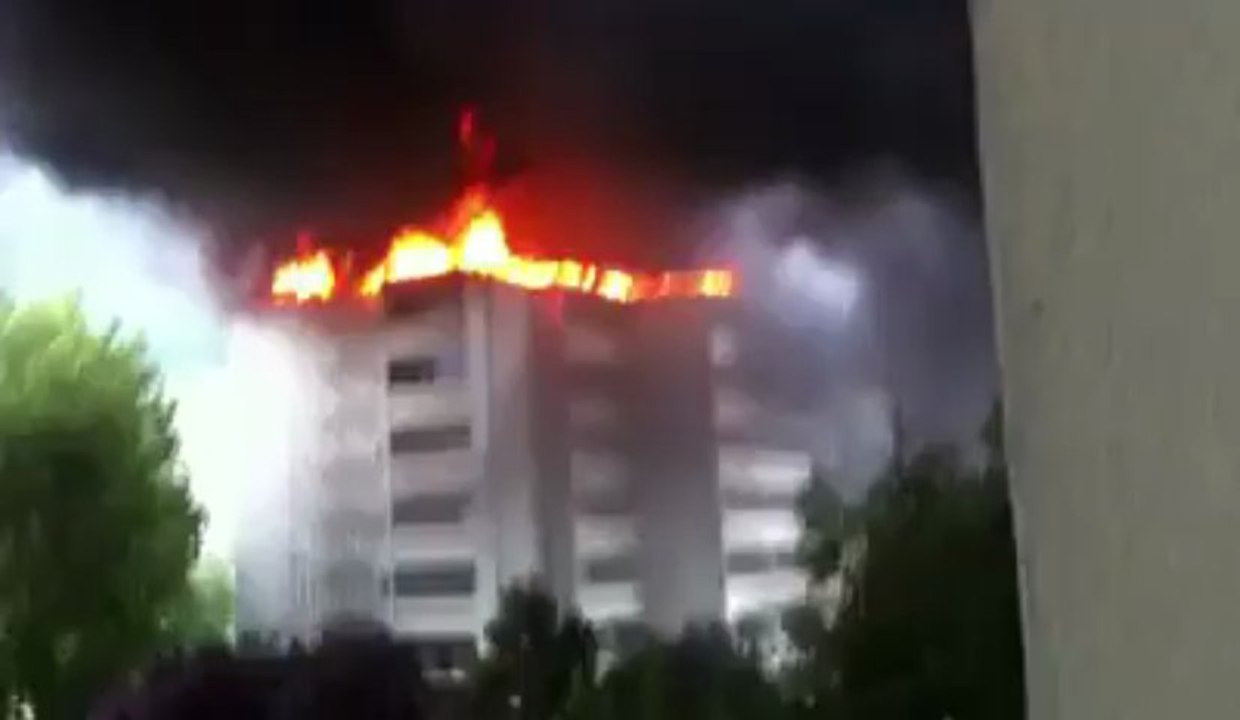Terrible fire in Switzerland .. The building completely scorched!