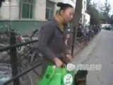 【中国】人を咬んだ犬を守る飼い主とレンガでその犬を殺そうとする女