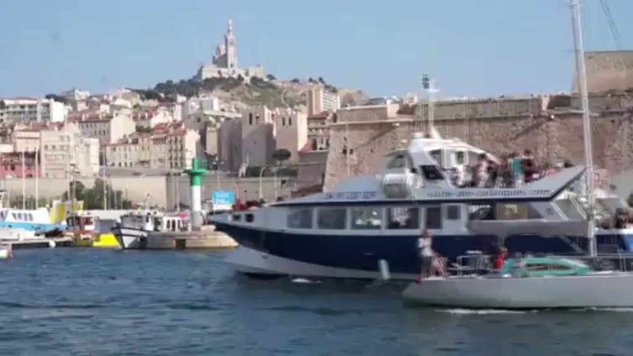 Deux bateaux se croisent à l'entrée du Vieux-Port.