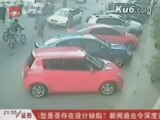 中国、スクーターに乗った泥棒に自転車を投げつけてスクーターが転倒