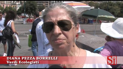 Napoli - I Verdi ripuliscono spiaggia dalle cicche di sigaretta -1- (20.07.13)