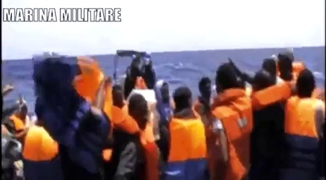 Marina Militare - Nave Sirio in soccorso ad una imbarcazione con 34 migranti a bordo (20.07.13)