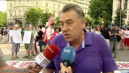 La 'Marea Blanca' rodea la Puerta de Alcalá