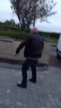 Un gars complètement bourré essaye de marcher droit jusqu'à sa voiture... GROS ECHEC LOL