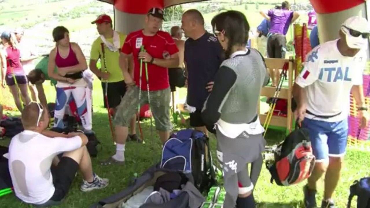 Chenilles aux pieds, les skieurs sur herbe à l'assaut des pistes
