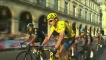 Les coureurs du Tour de France arrivent sur les Champs-Elysées