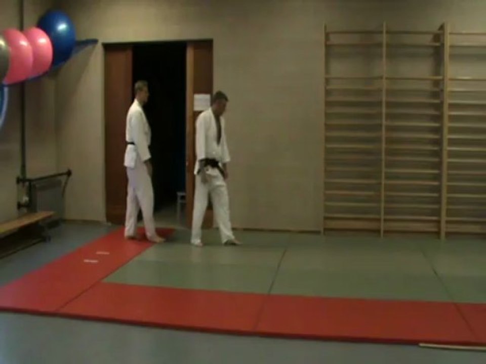 Ushiro eri dori (henka oshi) : soto sabaki