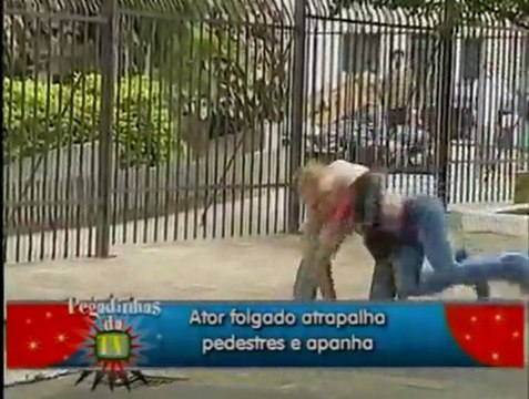 Pegadinha do João Kleber - Ator Derruba Pedestres e Apanha
