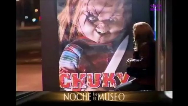 PEGADINHA CARTAZ DO BONECO CHUKY BRINQUEDO ASSASSINO A NOITE NO PONTO DE ONIBUS