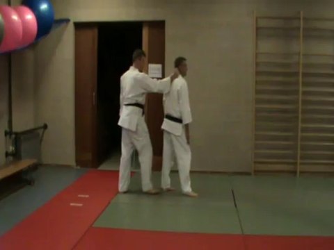 Ushiro eri dori (henka oshi) : soto sabaki, ikkyo (O henka)