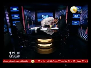 Télécharger la video: السادة المحترمون: يوسف الحسيني يقبل يد والدة الشهيد سالم مديح