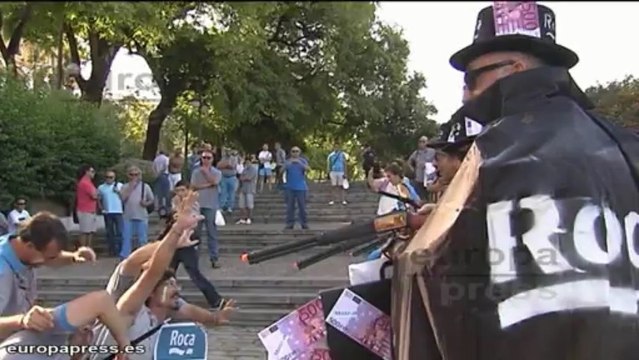 Los exempleados de Roca simulan su fusilamiento