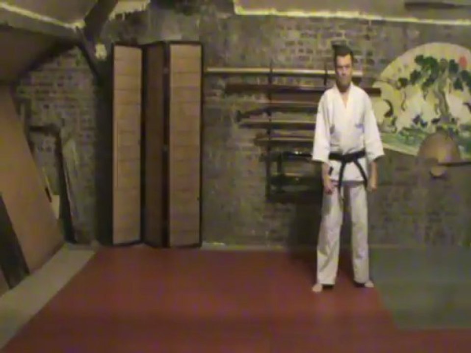 (gedan) tobikonde (forme 1) mawashi geri (kubi)