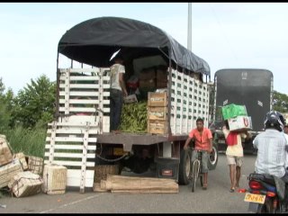 Con centenares de vehículos en la carretea fue bloqueada la vía que comunica a esta localidad con  la costa caribe colombiana por el paro minero